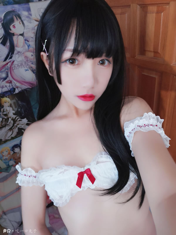 网络美女吃一口兔子