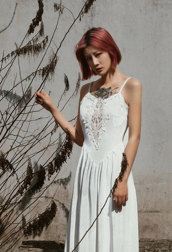 潘多拉精品313刊残垣断壁中的短发女郎