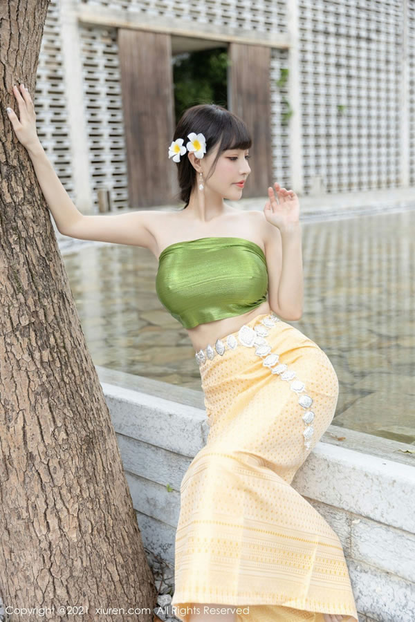 朱可儿绿抹胸开叉长裙化身林中精灵惊艳现身