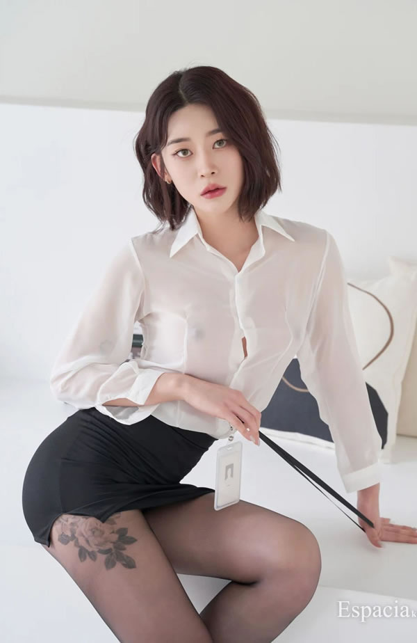 OL白衣女生Rahee撕裂黑丝湿身写真两点诱人