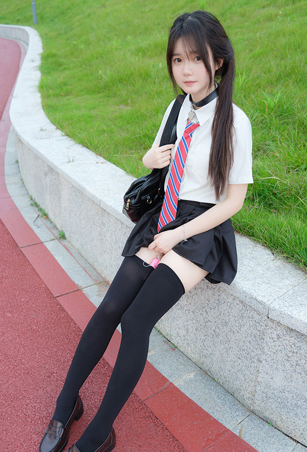 紧急企划万元定制小恩 黑丝嫩妹野外露出