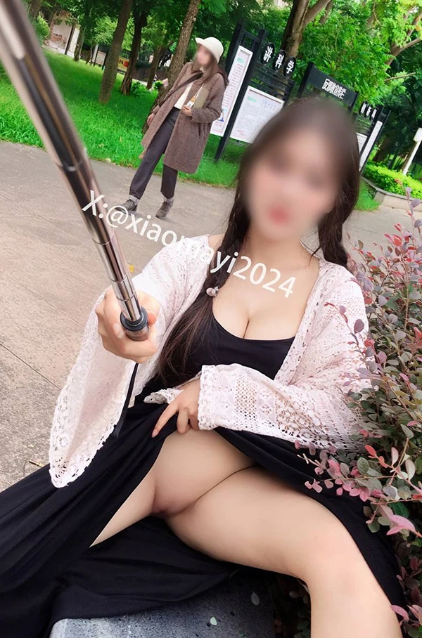 推特美女@xiaomayi2024爱露出户外尺度图集