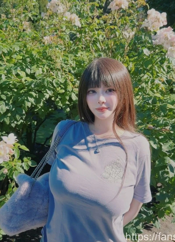 高颜值巨乳网红yunalu5211付费爆乳尺度福利图