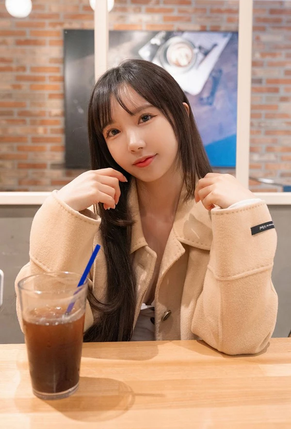 清新可爱美女Rua红内内皮大衣楼道无圣光图集